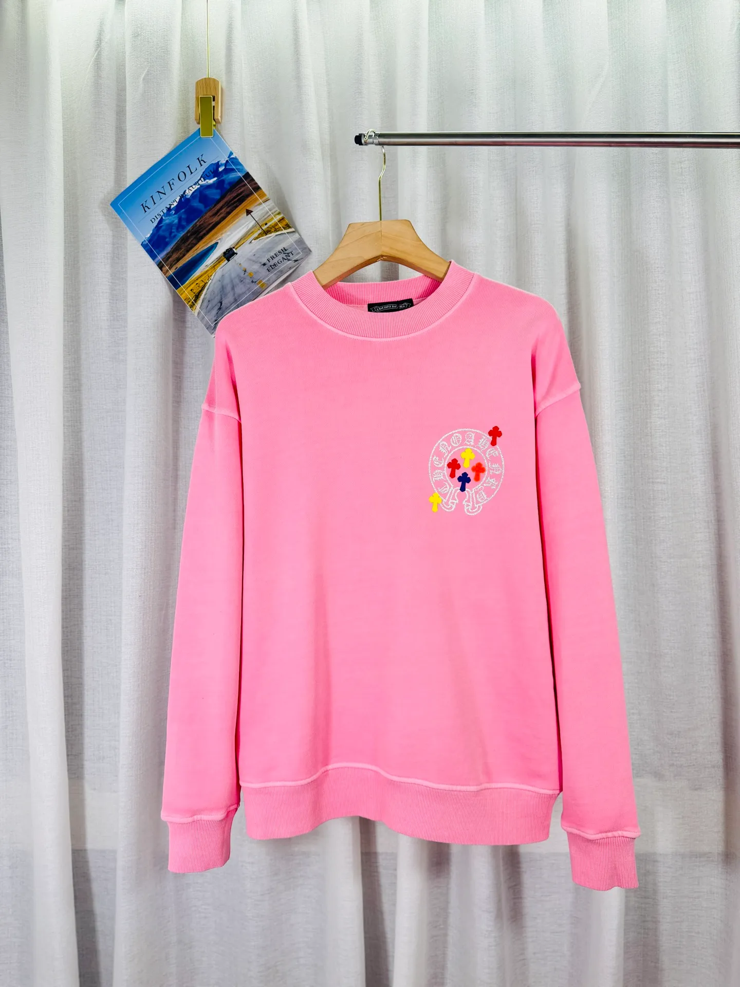 P250 top version, real shot without P, ​​different from market currency) 𝗖𝗵𝗿𝗼𝗺𝗲 𝗛𝗲𝗮𝗿𝘁𝘀/Cro Heart 2025 washed patch embroidery autumn and winter new original single counter American laser burnt 3D three-dimensional color embroidered couple casual sweatshirt 👑The highest version! Customized fabric 420g tripe terry fabric! American acid-washed and distressed original fabric laser burnt ✟appliqué embroidery and exquisite embroidery of letters! The best-selling model in the counter, very comfortable to wear. Accessories: original molded and authenticated collar label➕100% silk wash label. Genuine purchase-grade original hangtag➕matching hanging rope➕3D hanging beads➕original packaging bag. Craftsmanship: The original version has consistent wiring! The highest version of the armhole matching technique! Color: Pink Black Size: S M L XL Style No.: 9316